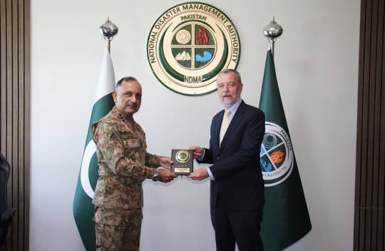 06-10-2023, Islamabad: Chairman NDMA Lt. General Inam Haider Malik Presenting Shield to Vice President of United States Institute of Peace (Asia Centre) Dr. Andrew Wilder